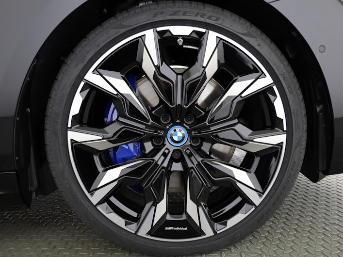 Vehicle image BMW i5