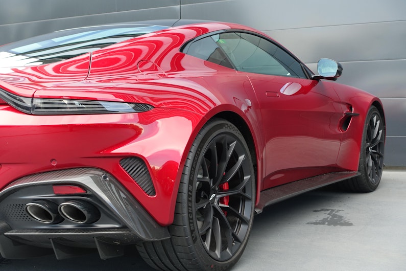 Vehicle image ASTON MARTIN V12 Vantage