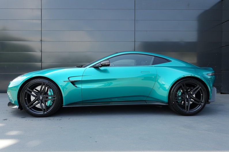 Vehicle image ASTON MARTIN V12 Vantage