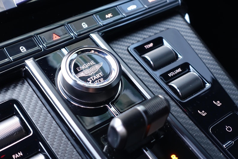 Vehicle image ASTON MARTIN V12 Vantage