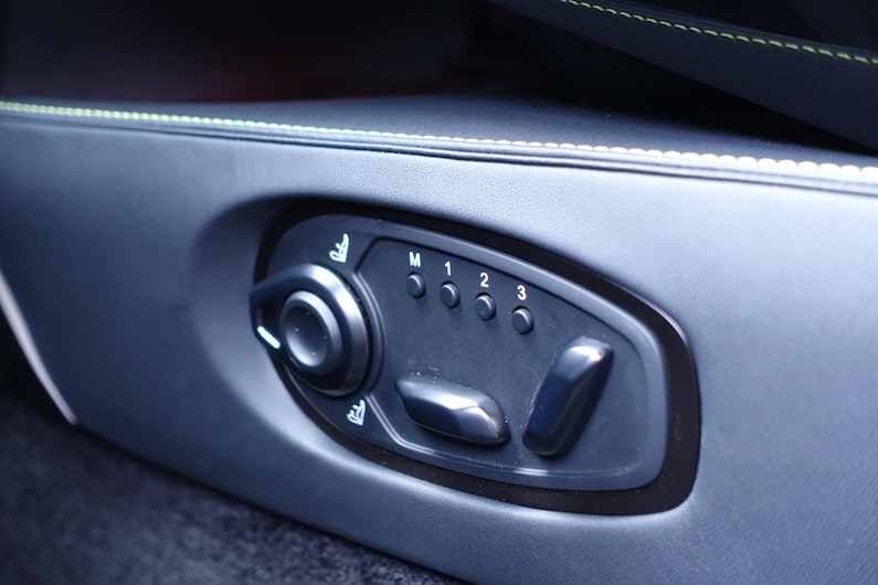 Vehicle image ASTON MARTIN V12 Vantage