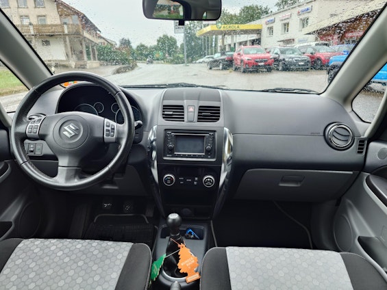 Vehicle image 4