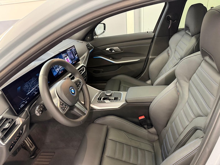 Vehicle image BMW 3 SERIES