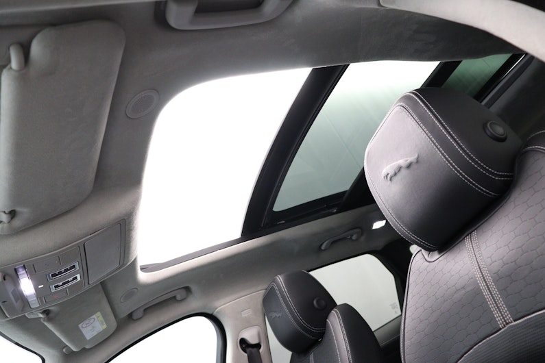 Vehicle image JAGUAR F-PACE