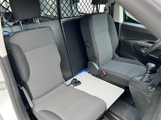 Vehicle image 14 Vehicle image 14