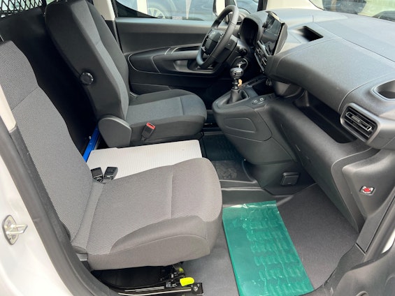 Vehicle image 12 Vehicle image 12