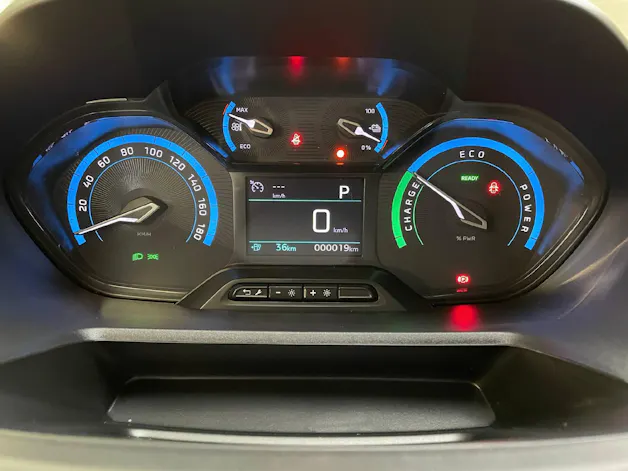 Peugeot e-Partner Kaw. 800 Standard 50 kWh Premium