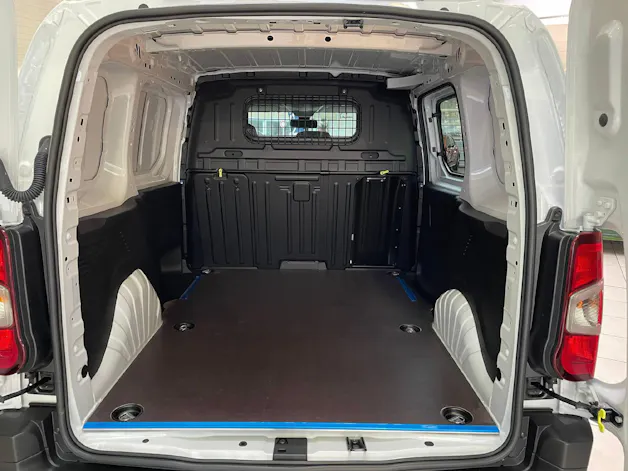 Peugeot e-Partner Kaw. 800 Standard 50 kWh Premium