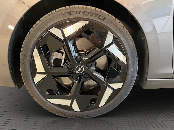 Vehicle image 14 Vehicle image 14