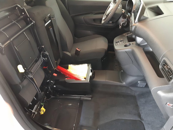 Vehicle image 9