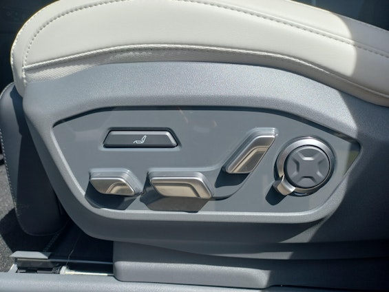 Vehicle image 6 Vehicle image 6