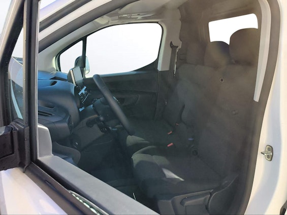 Vehicle image 16 Vehicle image 16