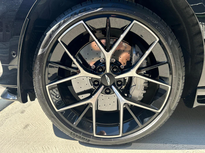 Fahrzeugbild ASTON MARTIN DBX