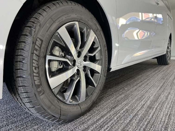 Vehicle image 4 Vehicle image 4