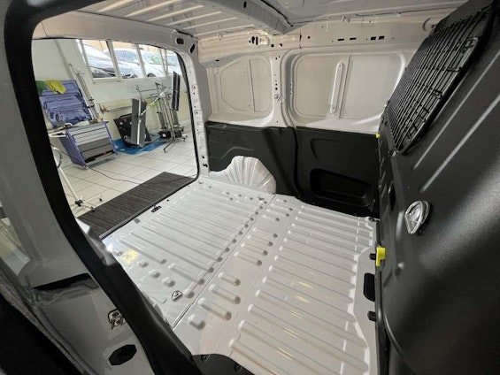 Vehicle image 9 Vehicle image 9