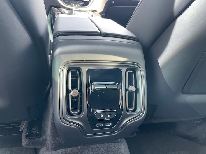 Vehicle image ASTON MARTIN DBX