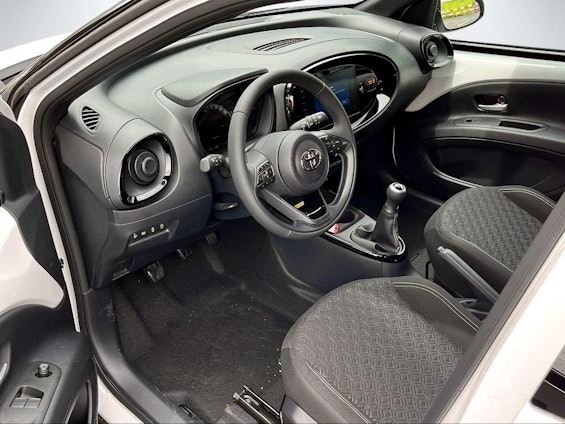 Vehicle image 16