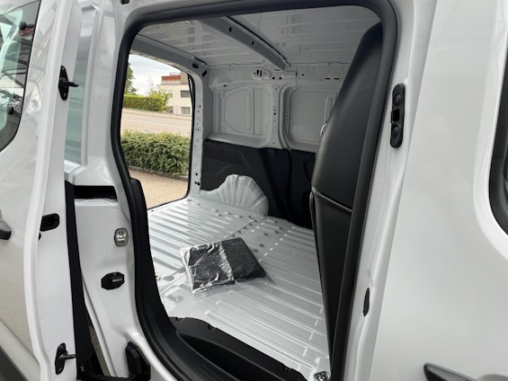 Vehicle image 14 Vehicle image 14