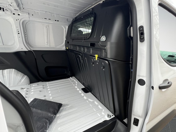 Vehicle image 15 Vehicle image 15