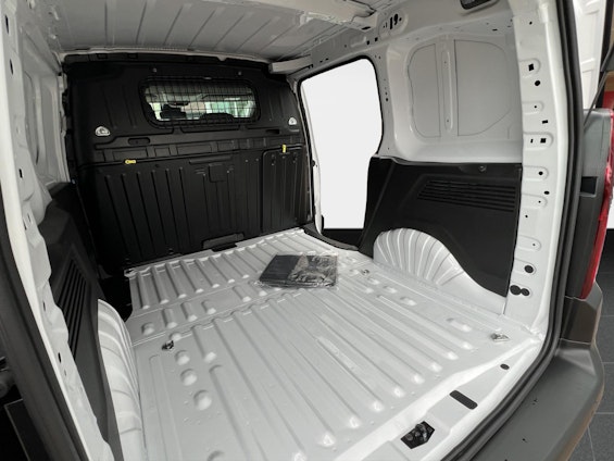 Vehicle image 16 Vehicle image 16