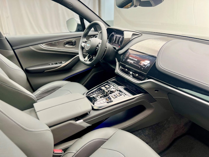 Vehicle image ASTON MARTIN DBX