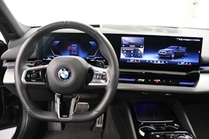 Vehicle image BMW 520d xDrive paddles Touring