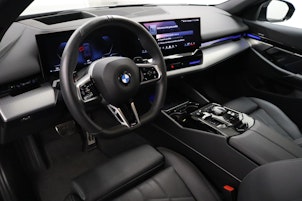 Vehicle image BMW 520d xDrive paddles Touring