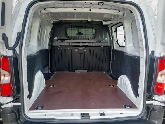 Vehicle image 8 Vehicle image 8