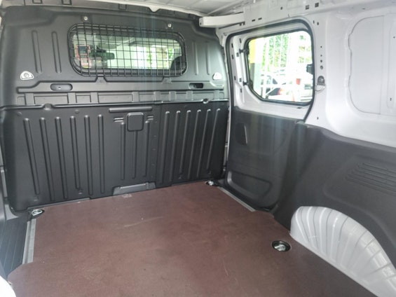 Vehicle image 9 Vehicle image 9