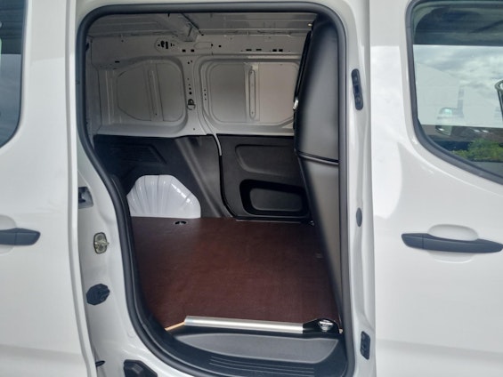 Vehicle image 7 Vehicle image 7