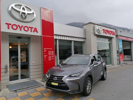 First vehicle image