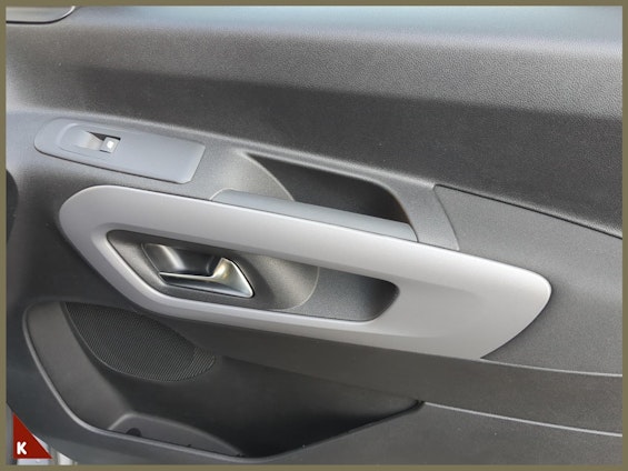 Vehicle image 16 Vehicle image 16