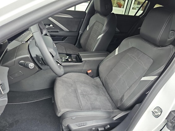 Vehicle image 16 Vehicle image 16