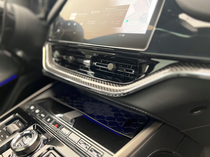 Vehicle image ASTON MARTIN DBX