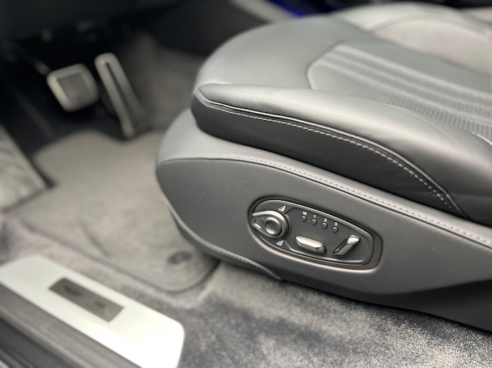 Vehicle image ASTON MARTIN DBX