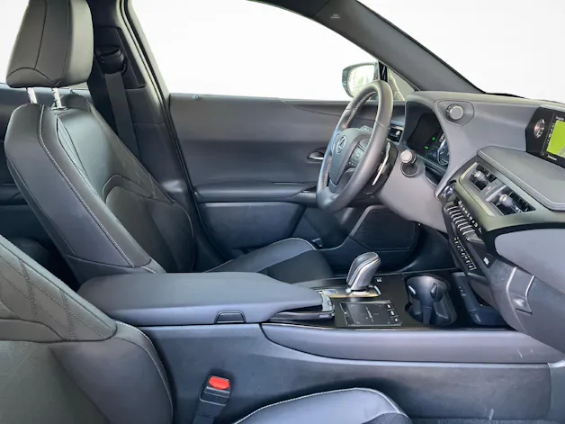 Lexus UX 300e Excellence / ab 1.99% Leasing bei Abschluss einer Protect Autoversicherung