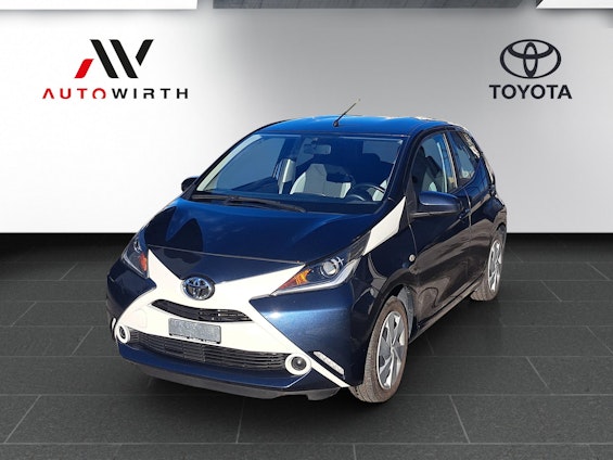 First vehicle image