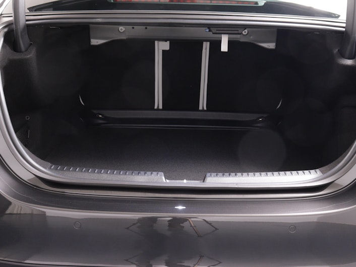 Vehicle image MERCEDES-BENZ E 220