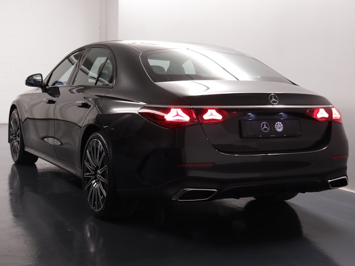 Vehicle image MERCEDES-BENZ E 220