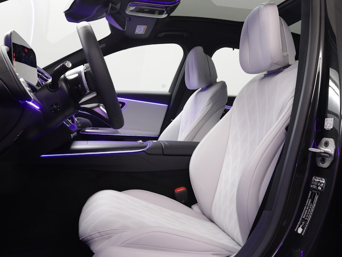 Vehicle image MERCEDES-BENZ E 220