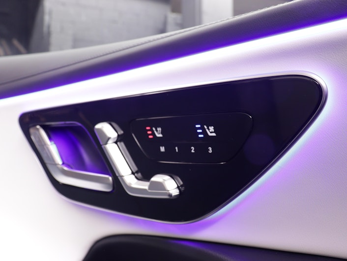 Vehicle image MERCEDES-BENZ E 220