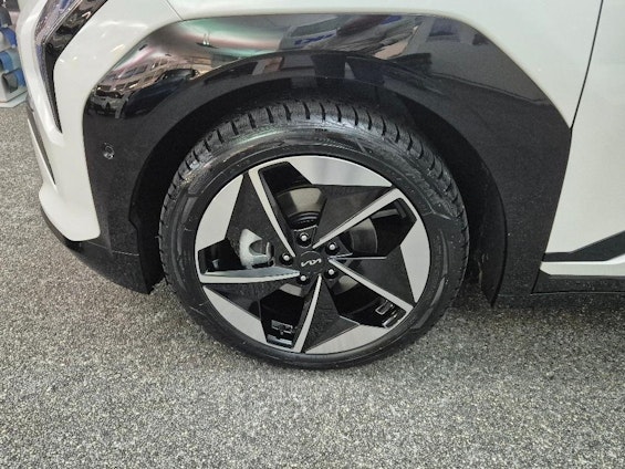 Vehicle image 17 Vehicle image 17