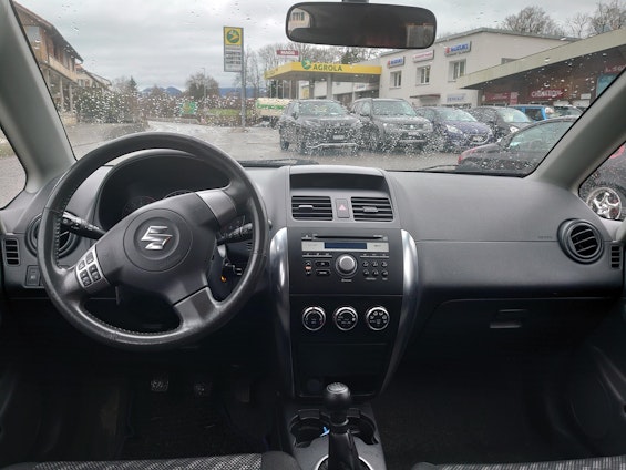 Vehicle image 4
