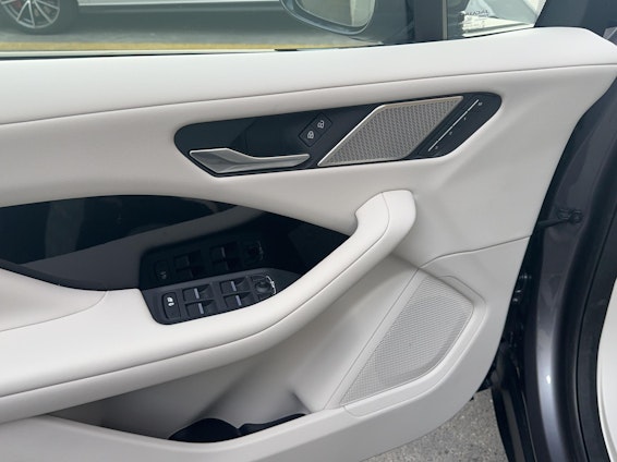 Vehicle image 6 Vehicle image 6