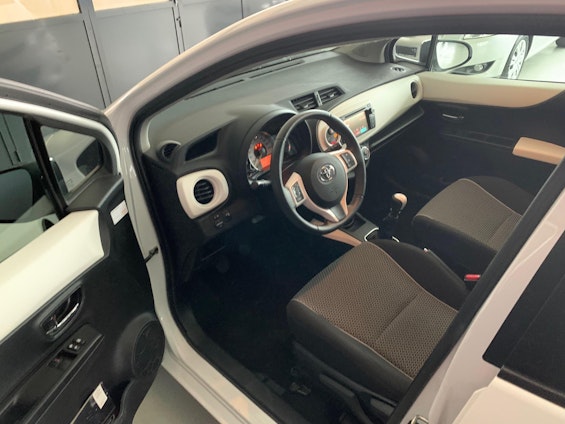 Vehicle image 16