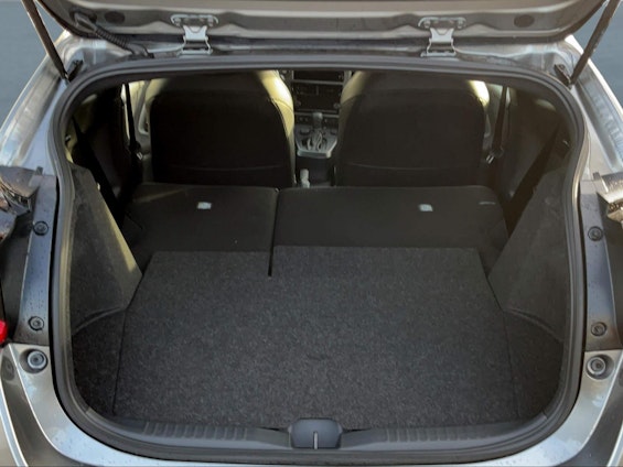 Vehicle image 18 Vehicle image 18