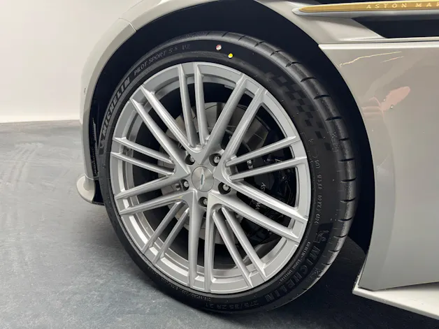 Aston Martin DB12 Coupé 4.0 V8 Bi-Turbo "1 of 60 Goldfinger Edition"