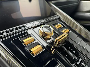 Aston Martin DB12 Coupé 4.0 V8 Bi-Turbo "1 of 60 Goldfinger Edition"