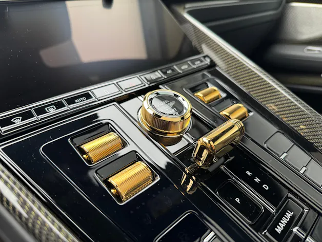 Aston Martin DB12 Coupé 4.0 V8 Bi-Turbo "1 of 60 Goldfinger Edition"