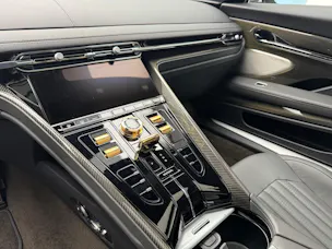Aston Martin DB12 Coupé 4.0 V8 Bi-Turbo "1 of 60 Goldfinger Edition"